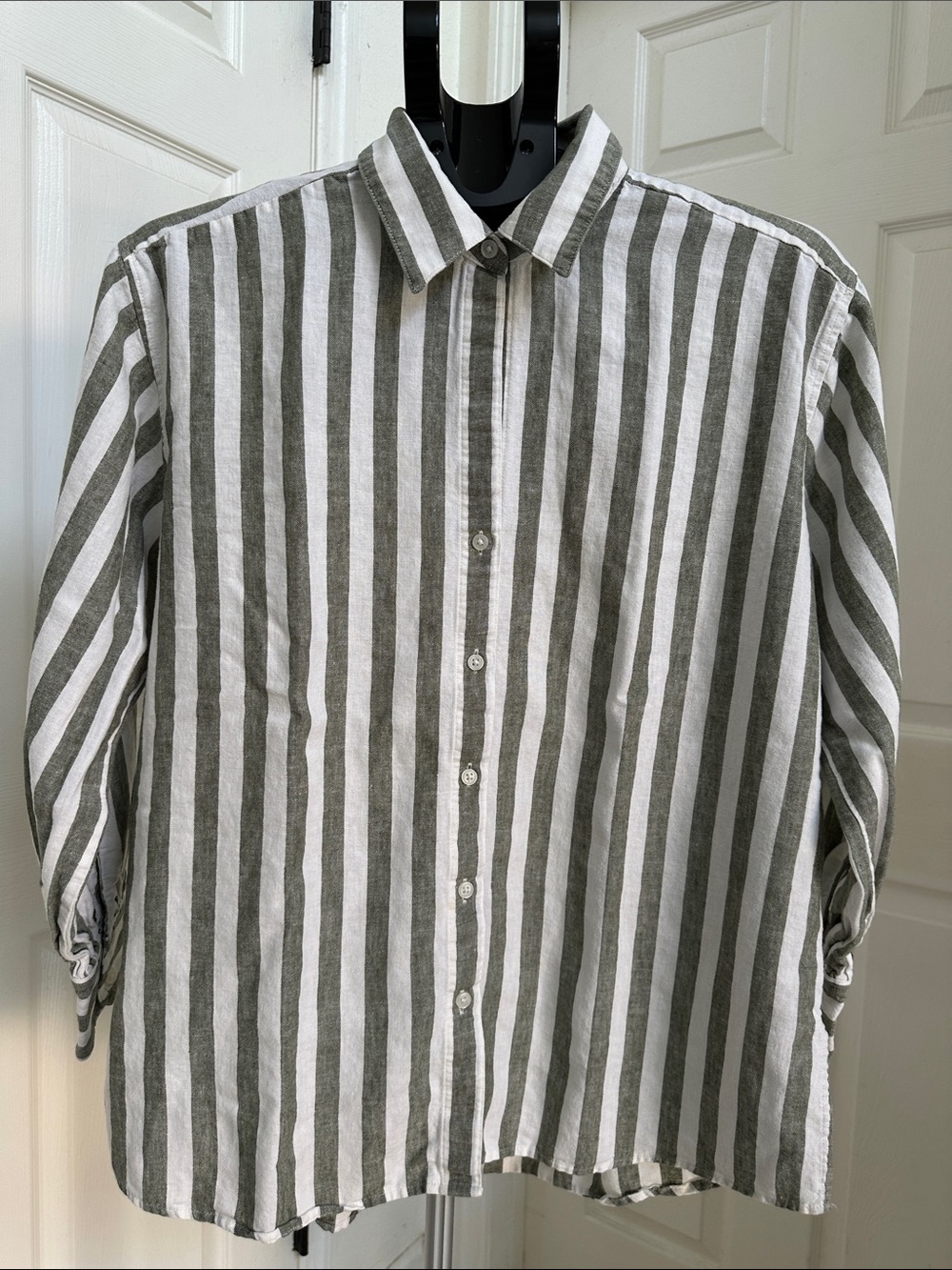 Banana Republic Women’s Striped Button-Down Shirt in Green and White Size S